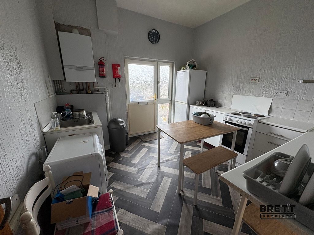 Property photo 3 of 6 Kitchen