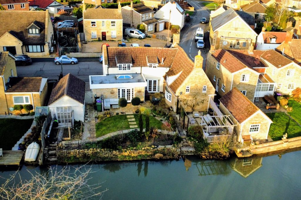 Property photo 2 of 21