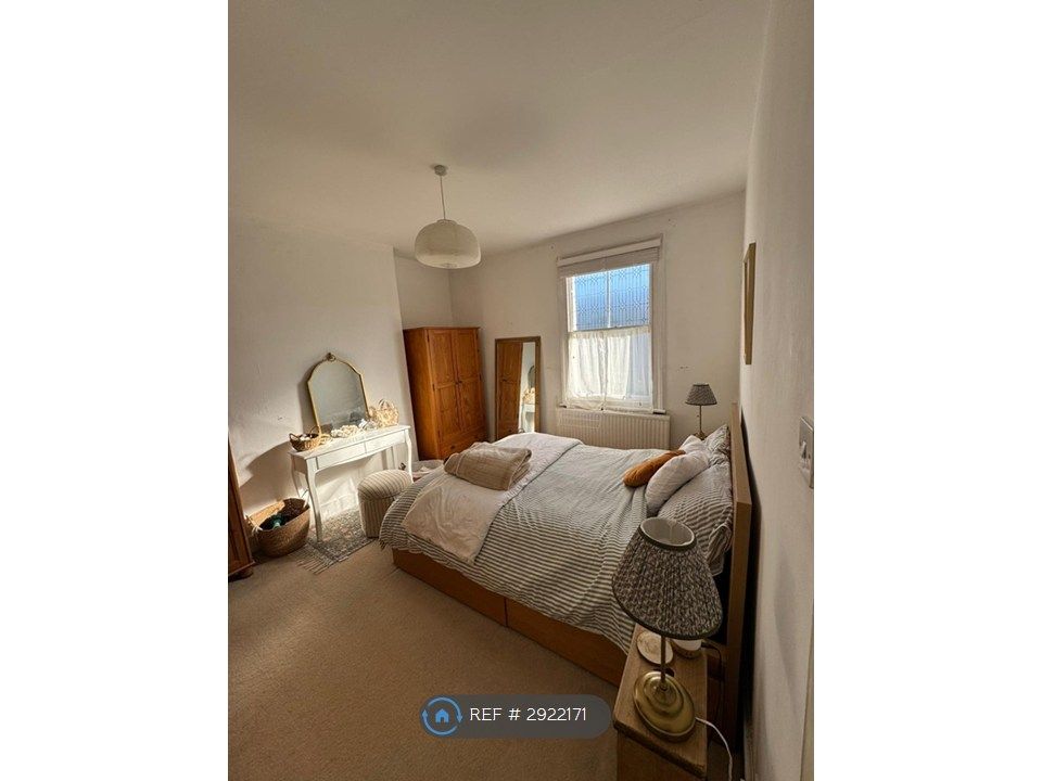 Property photo 2 of 6 Bedroom