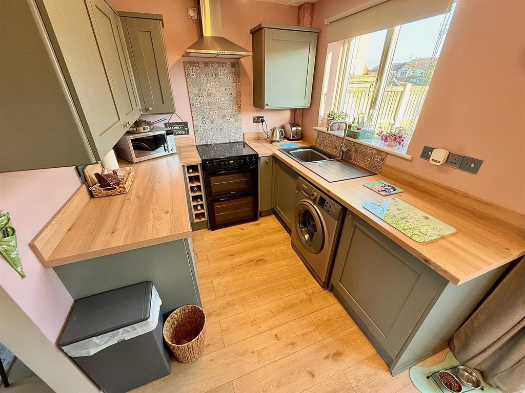 Property photo 3 of 17 Kitchen/Dining Toom