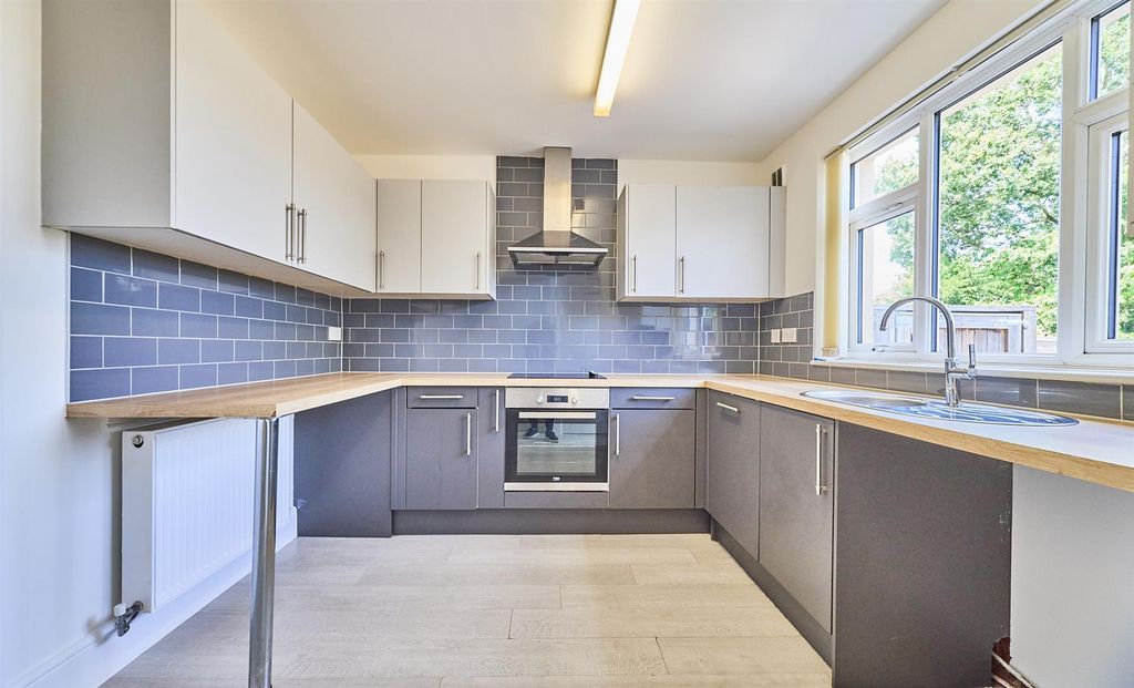 Property photo 2 of 9 Breakfast Kitchen