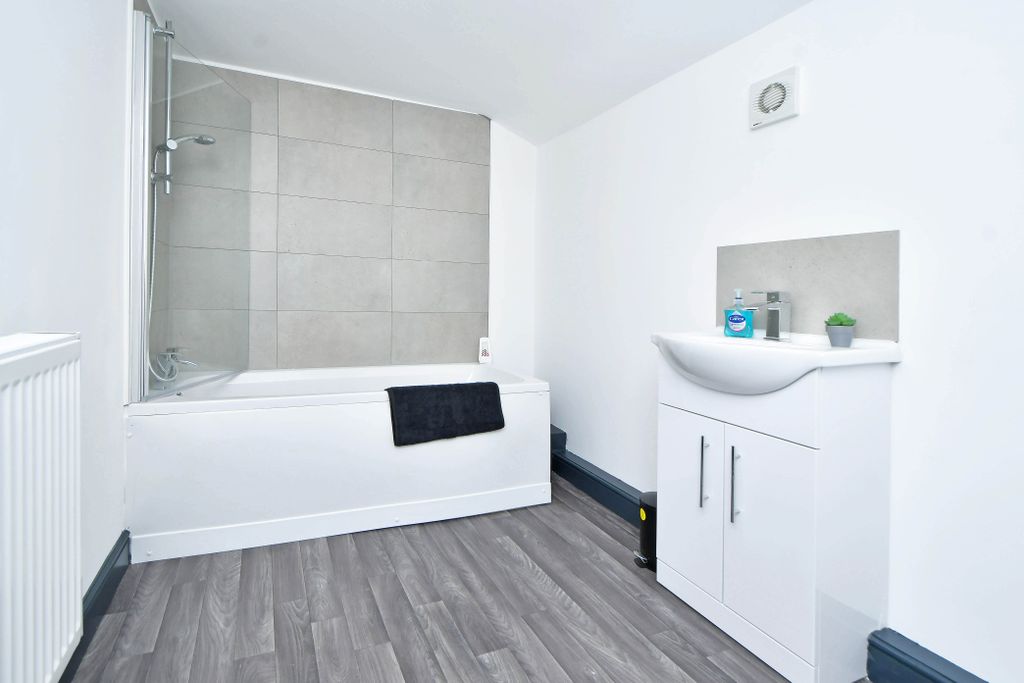 Property photo 1 of 2