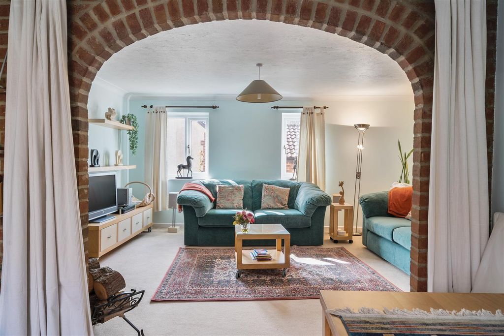 Property photo 2 of 20 Sitting Room