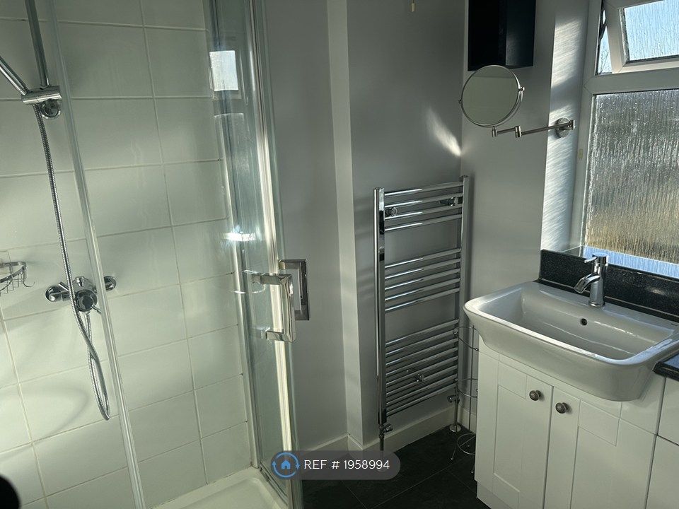 Property photo 2 of 11 Bathromm