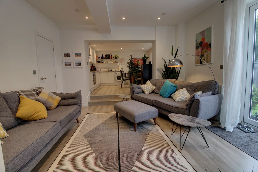 Property photo 3 of 16 Lounge 1
