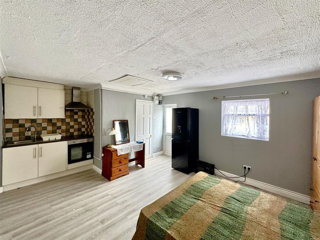 Property photo 2 of 5 Studio