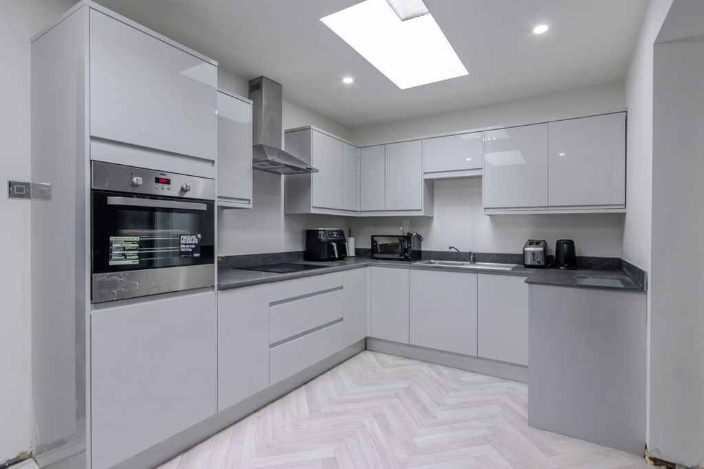 Property photo 3 of 24 Kitchen 1