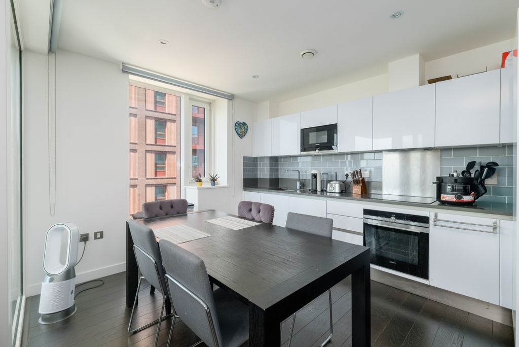 Property photo 3 of 14 Fl77_Pilot_Walk_0...