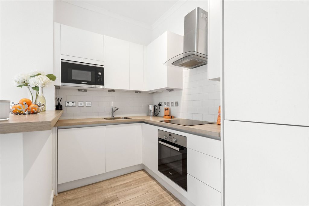 Property photo 3 of 10 Kitchen