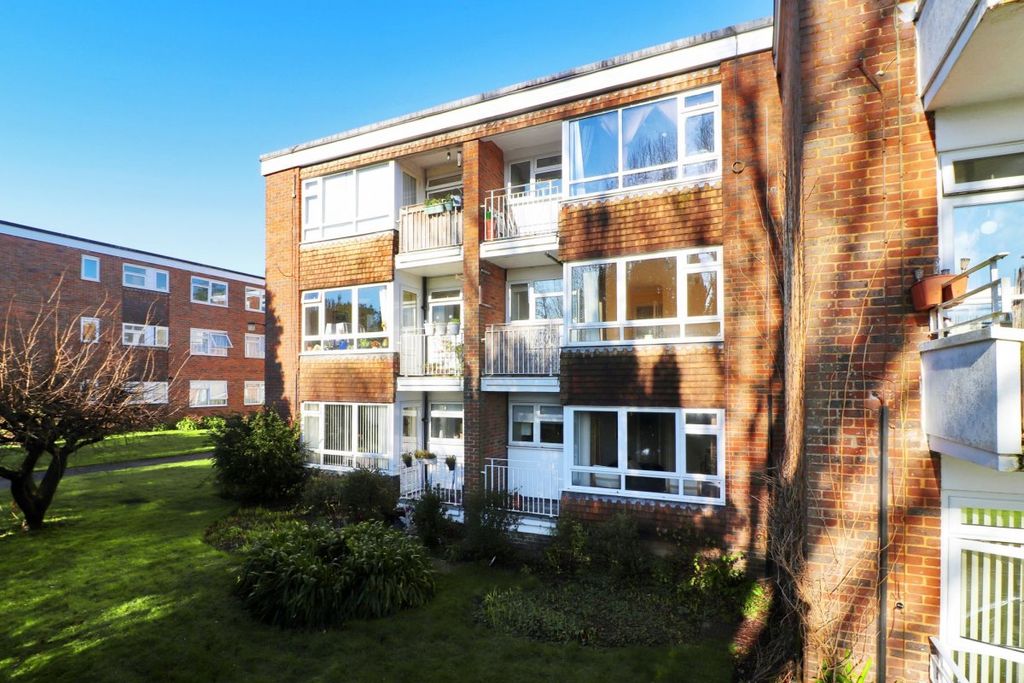 Property photo 1 of 8 2 Bed Unfurnished Flat