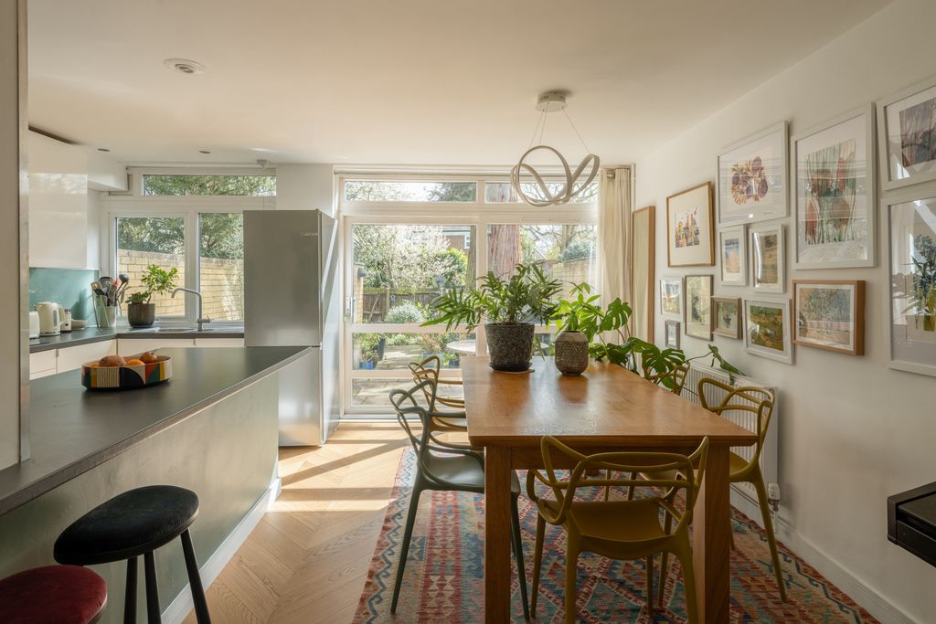 Property photo 1 of 23 335334 - 21Castlegreenweybridge_Highres-16.Jpg