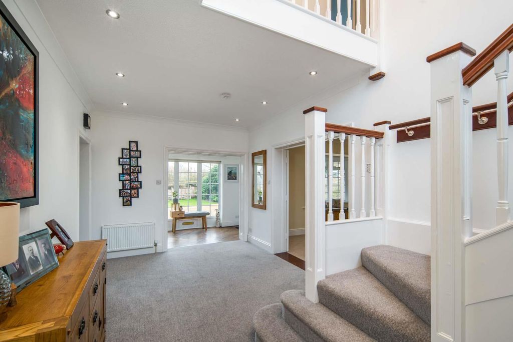 Property photo 3 of 26 Entrance Hall