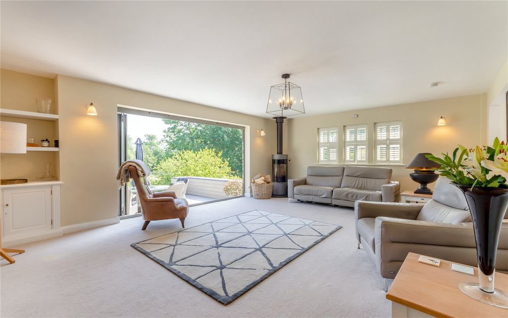 Property photo 3 of 21 Sitting Room