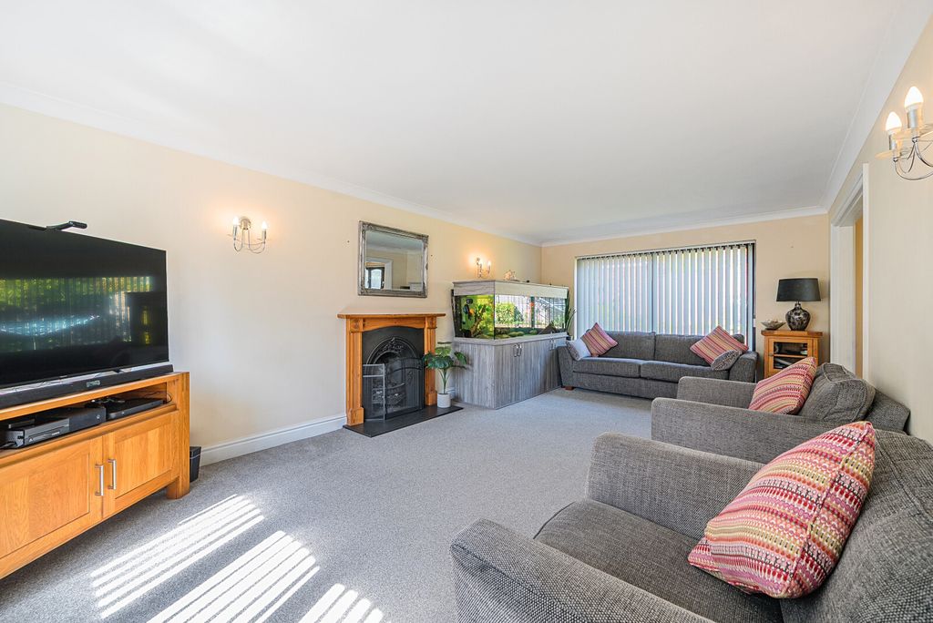 Property photo 2 of 18 Sitting Room