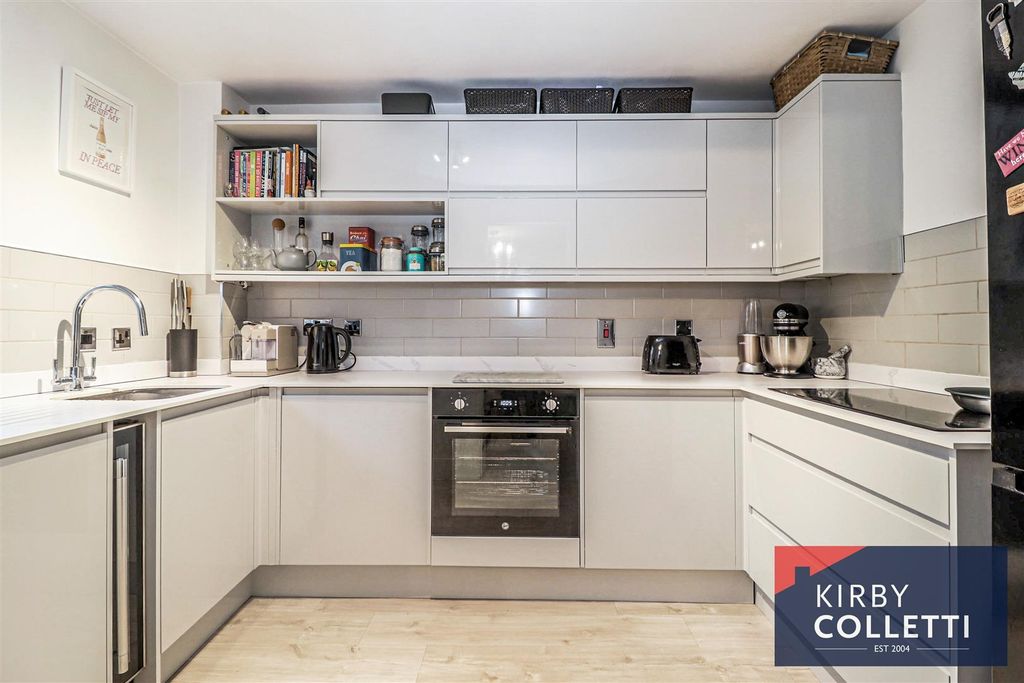 Property photo 3 of 18 Re Fitted Kitchen
