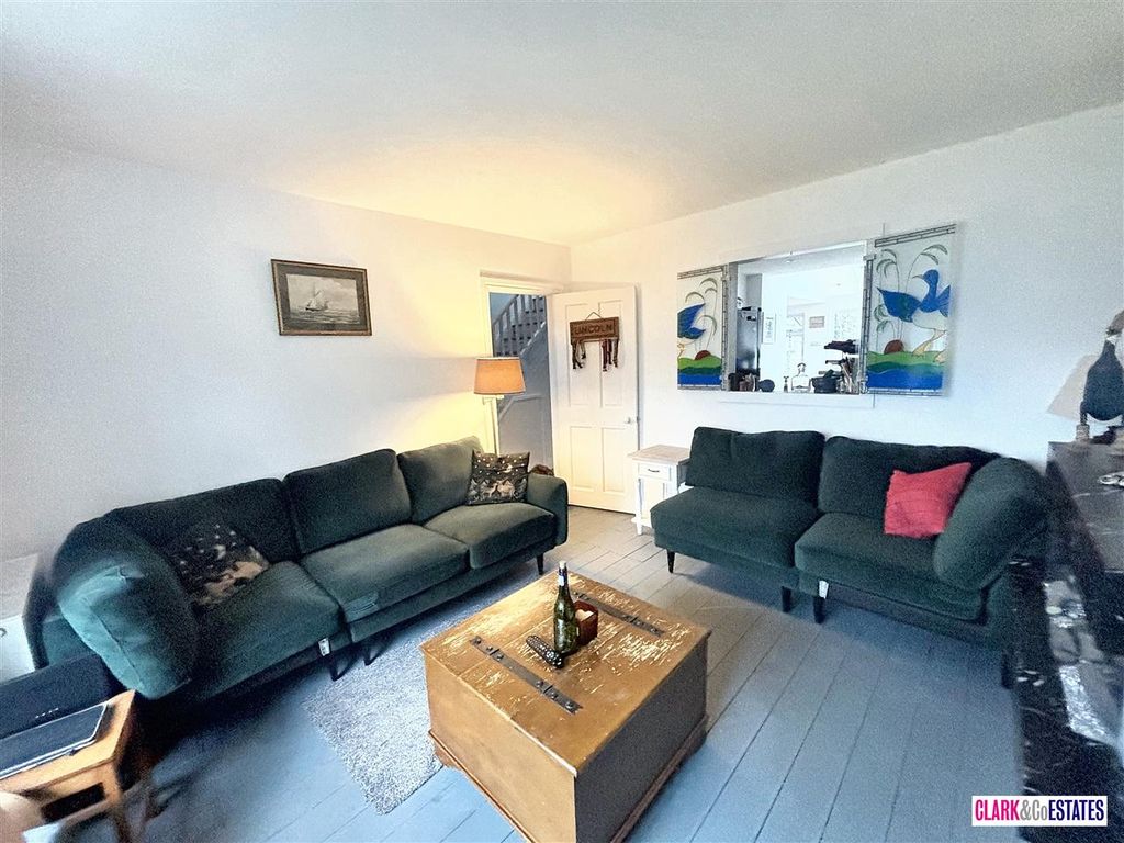 Property photo 3 of 17 Lounge