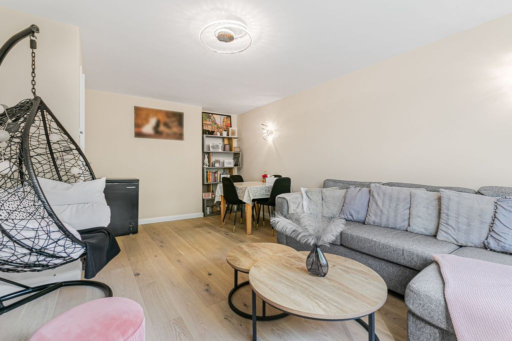 2 bed flat for saleTimberhill, Ashtead KT21 photo 4