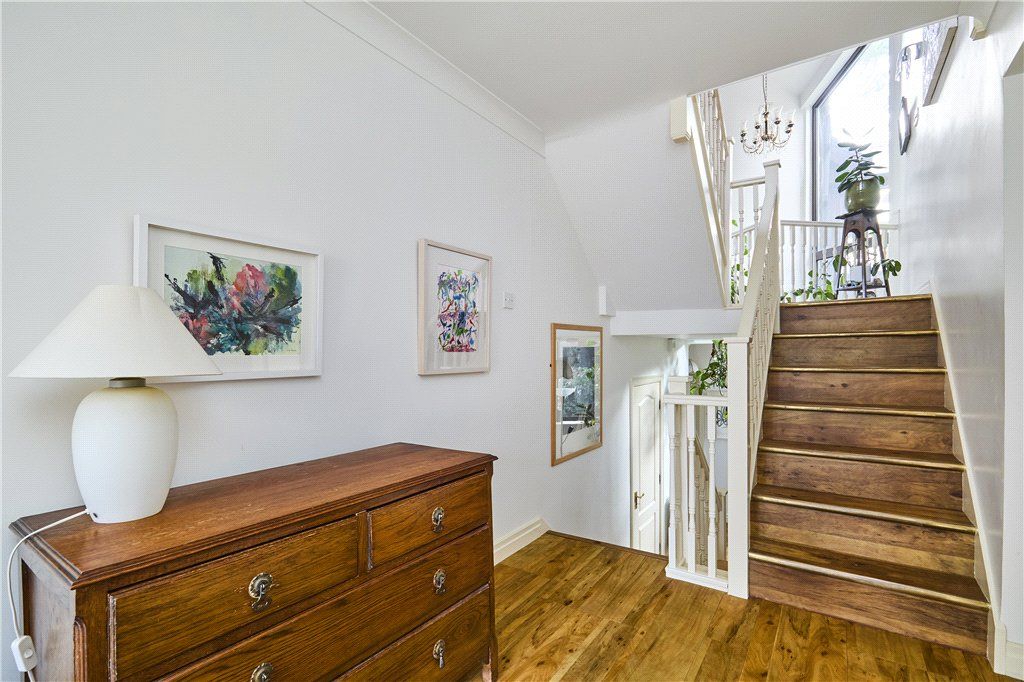 Property photo 2 of 32 Entrance Hall