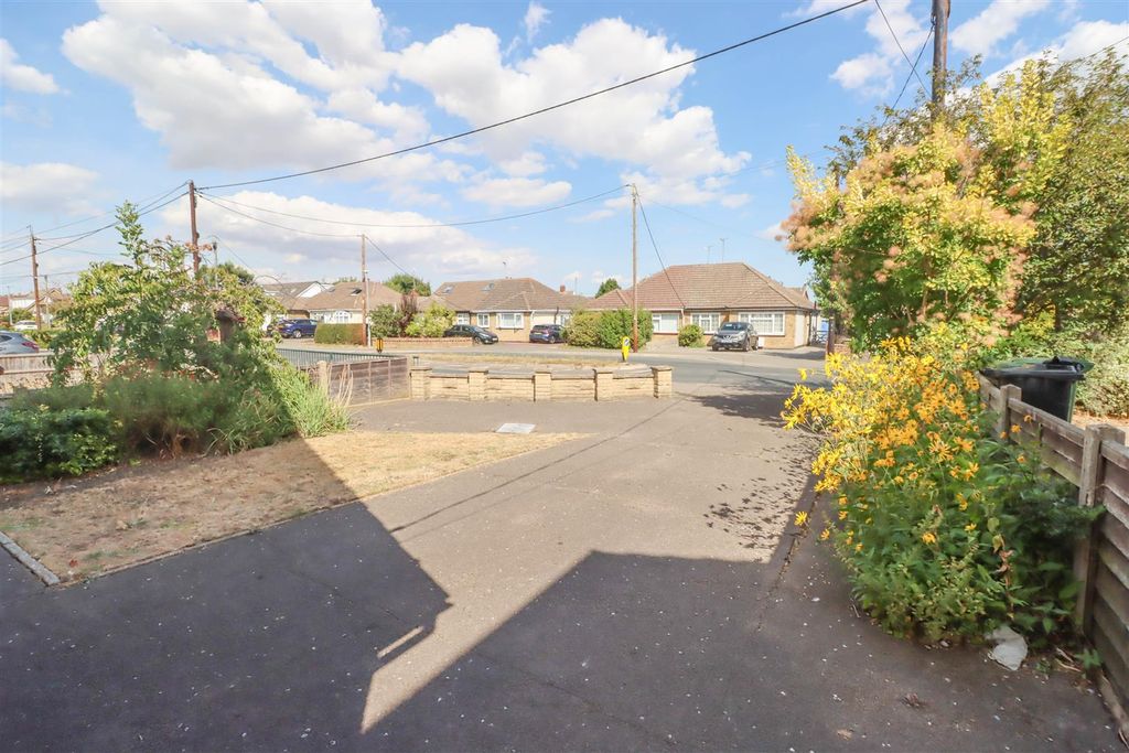 Property photo 2 of 18 25 Guernsey Gardens-3.Jpg