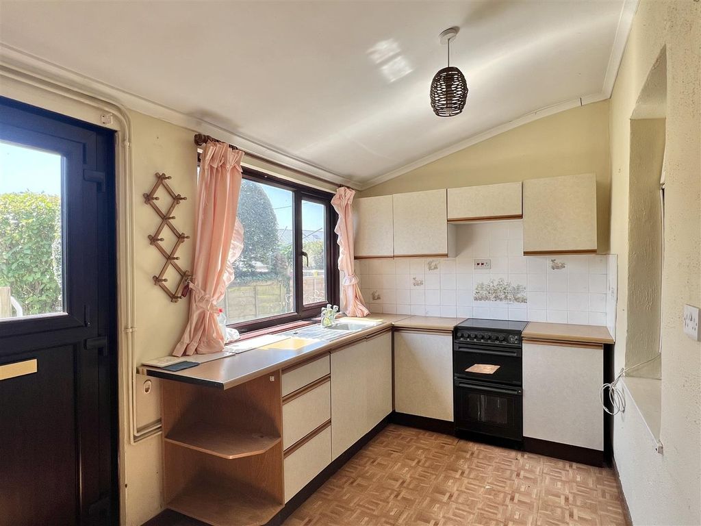 Property photo 3 of 19 Kitchen: