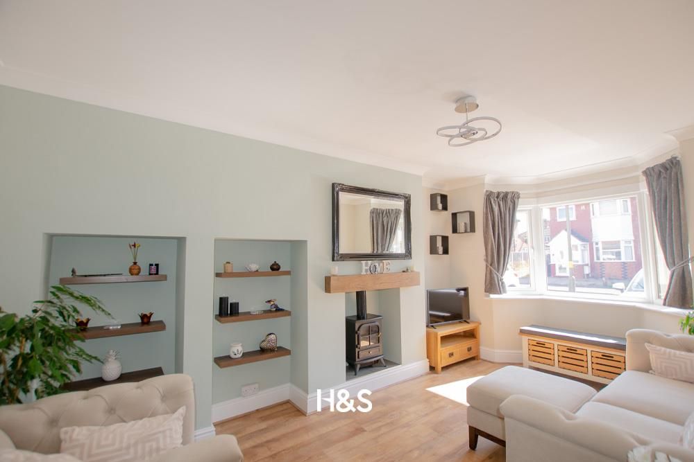 Property photo 2 of 15 8 Arundel - Lounge.Jpg