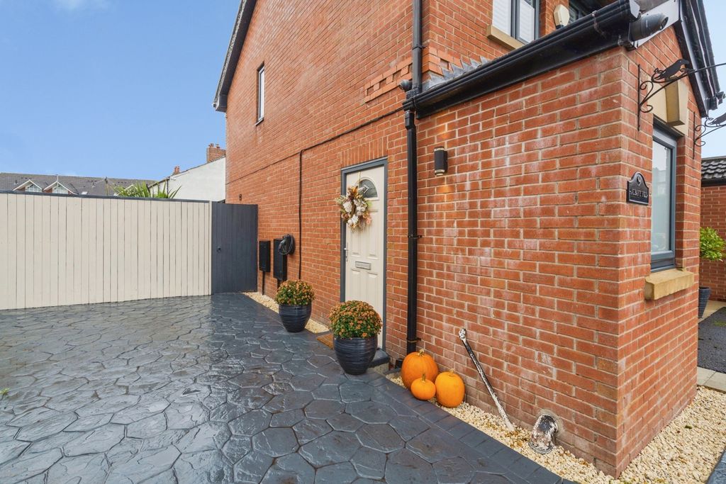 Property photo 3 of 32 Pbox-Img.Jpg