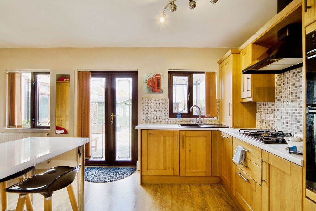 Property photo 3 of 20 Kitchen