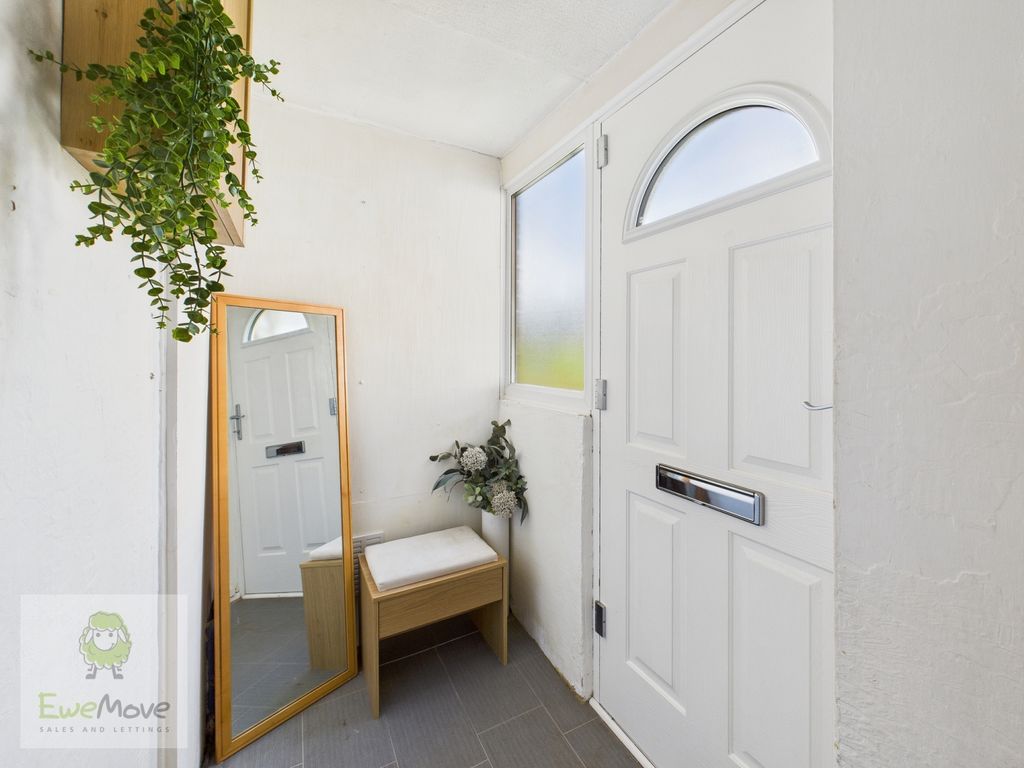 Property photo 3 of 18 Entrance