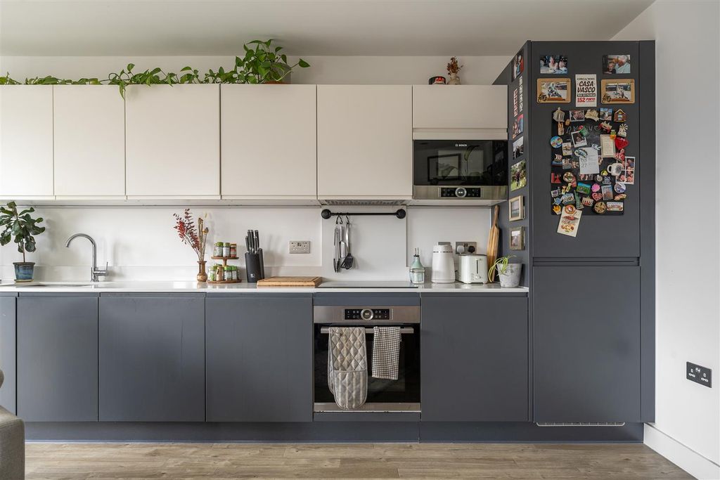 Property photo 3 of 21 Wansbeck Road, E3