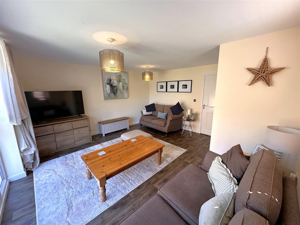 Property photo 2 of 18 Generous Living Room 120