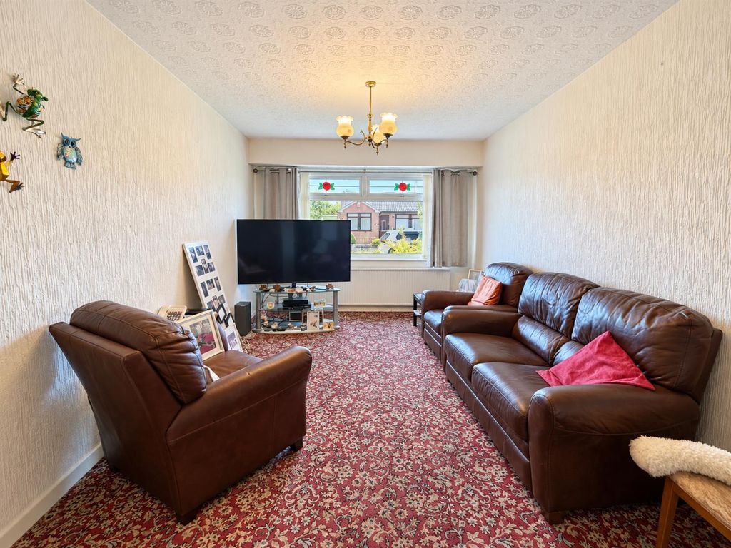 Property photo 3 of 16 Cozy Traditional Living Room Interior.Png