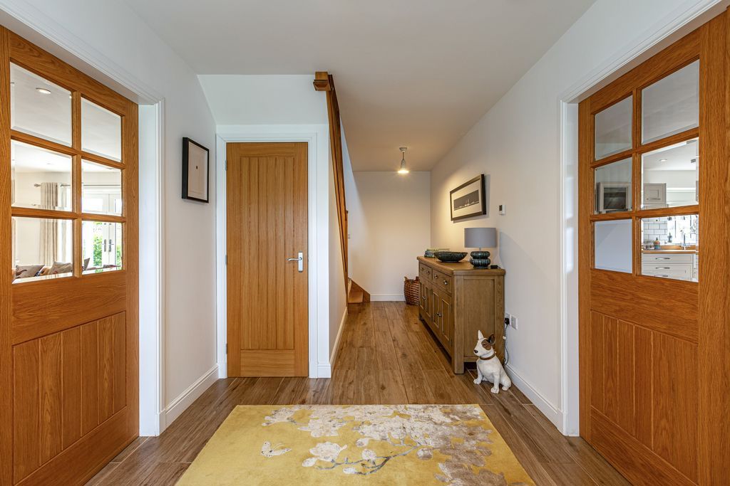 Property photo 2 of 44 Entrance Hall