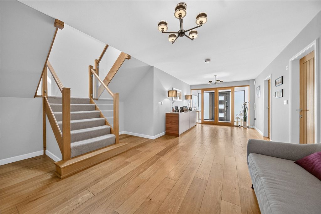 Property photo 2 of 14 Entrance Hall