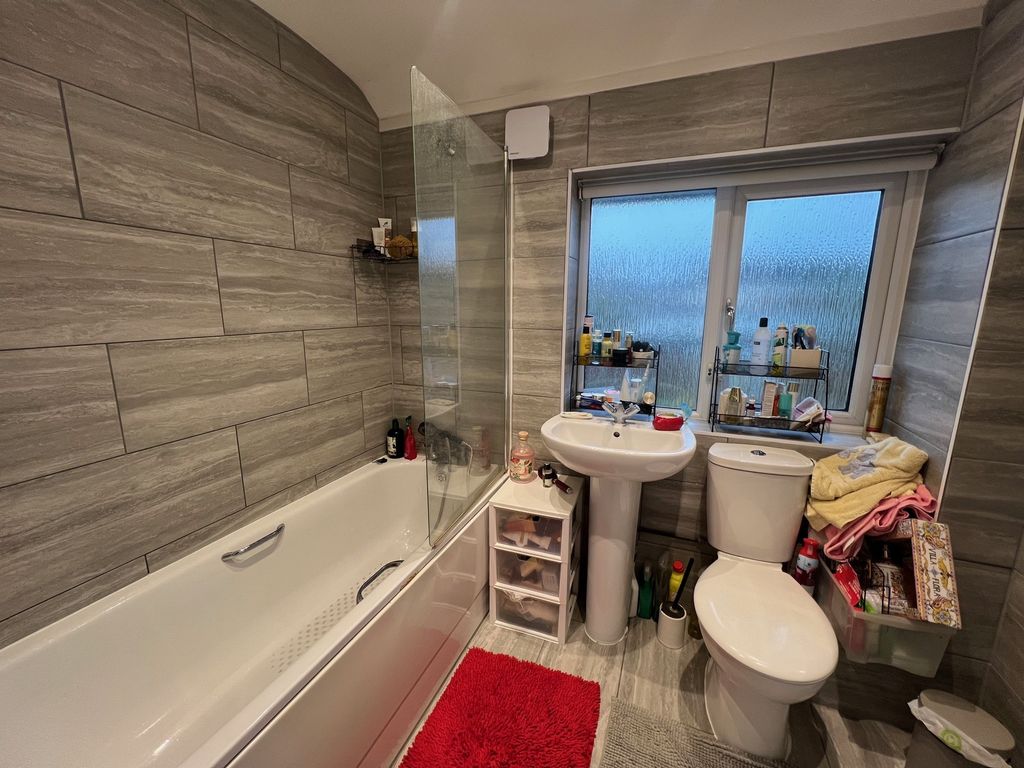 Property photo 3 of 10 Bathroom