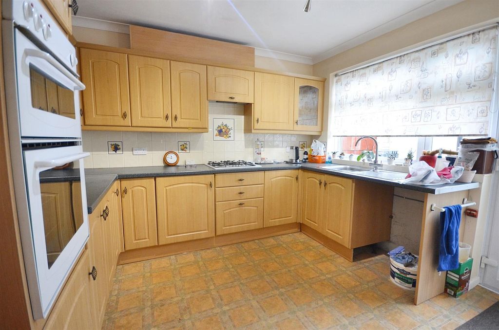 Property photo 2 of 5 Kitchen