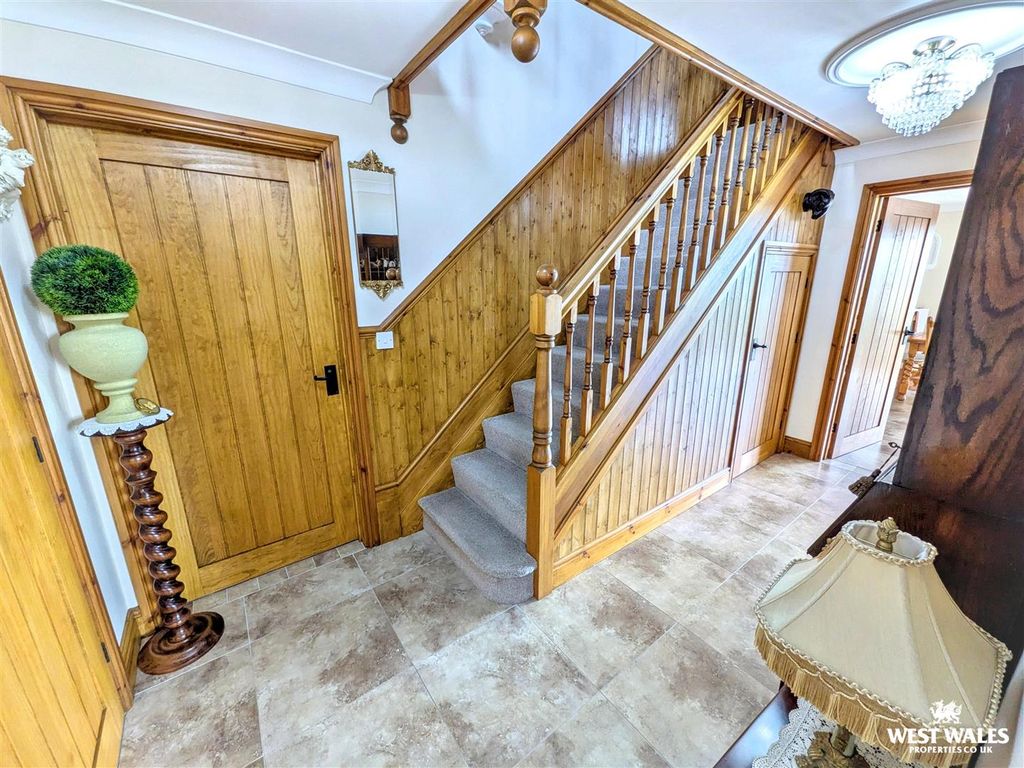 Property photo 2 of 26 13935.Jpg