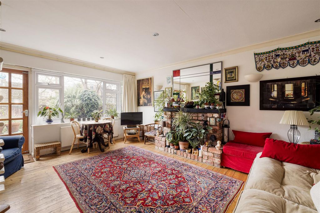 Property photo 2 of 29 Corbicum, E11