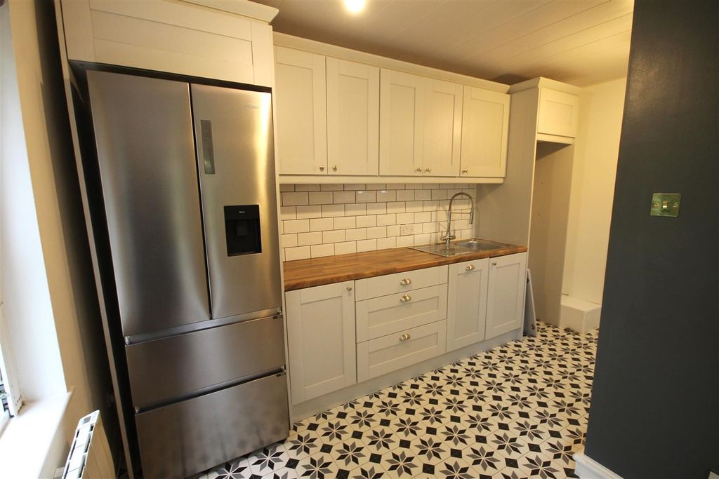 Property photo 3 of 17 Kitchen