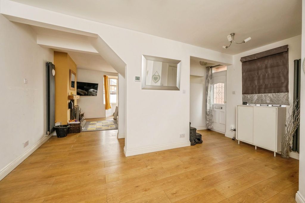 Property photo 3 of 19 92Grendonroad-12.Jpg