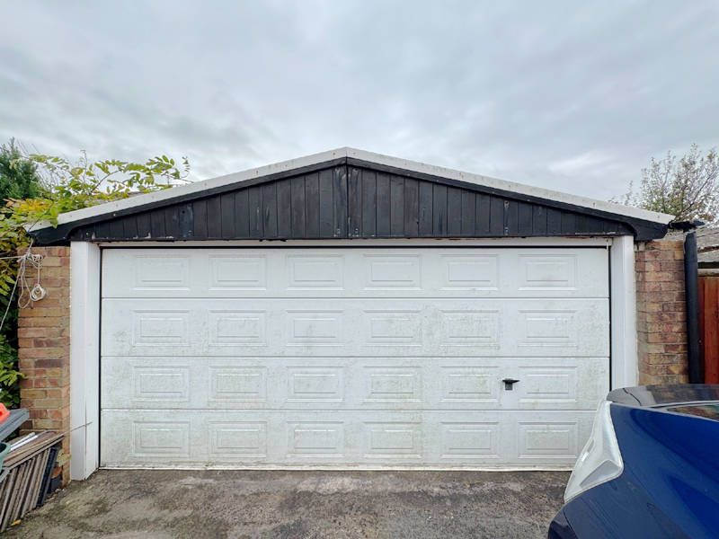 Property photo 3 of 26 Garage
