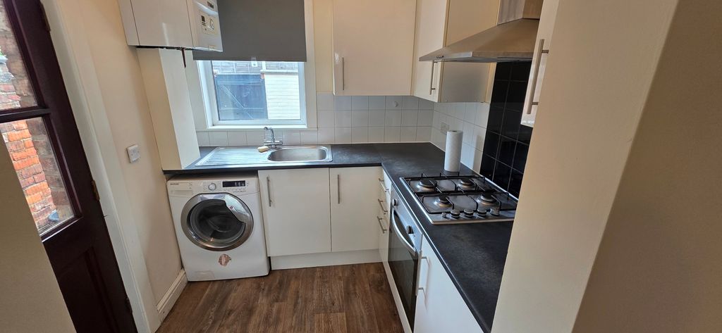 Property photo 3 of 10 Kitchen