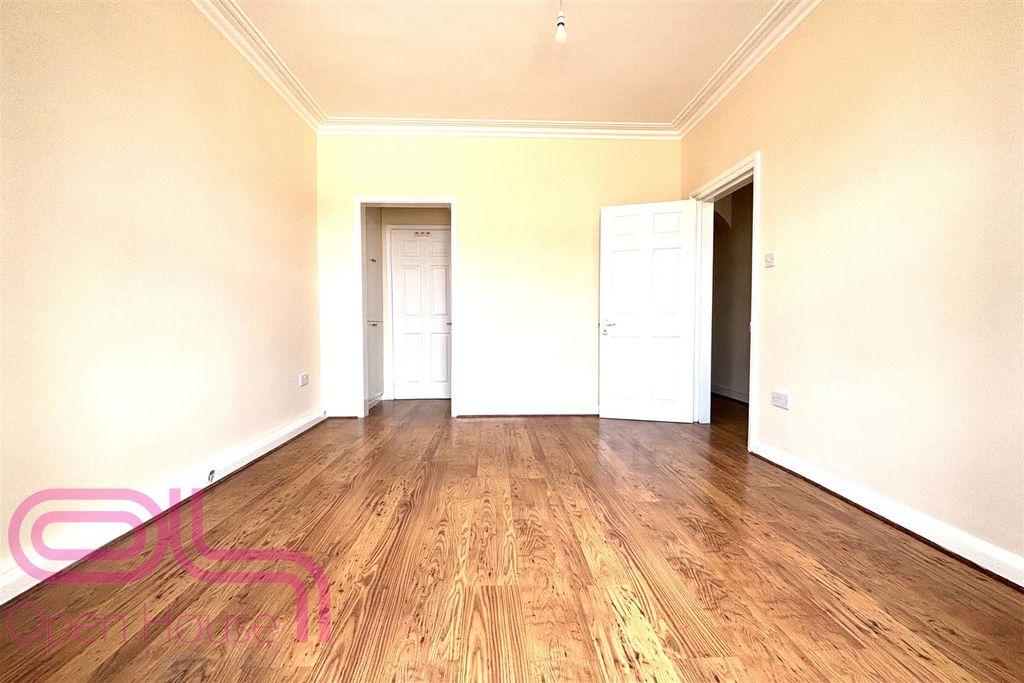 Property photo 2 of 14 Hanworth Road Front Reception 3Of3.Jpg