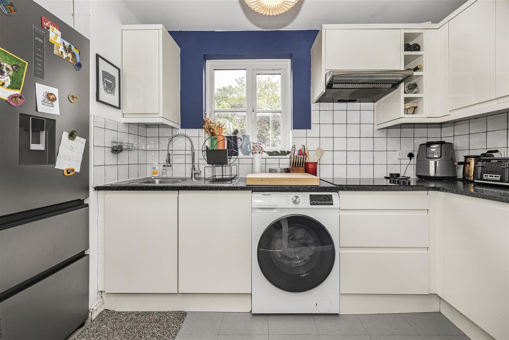 Property photo 2 of 15 14 Riseholme Court Cadogan Terrace -005.Jpg