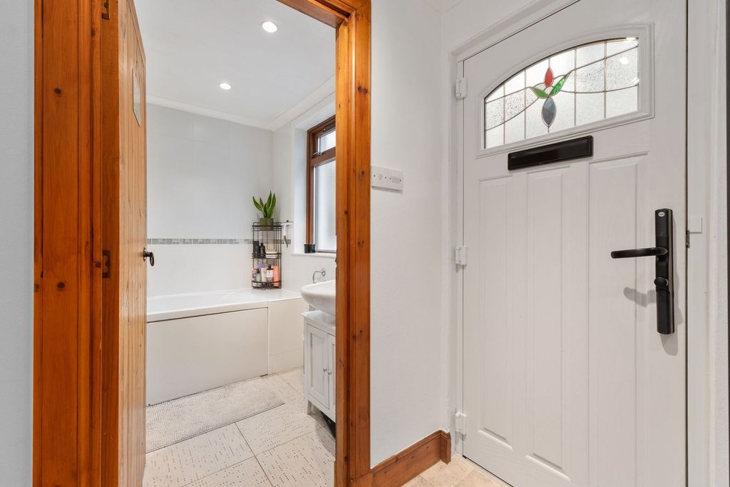 Property photo 3 of 28