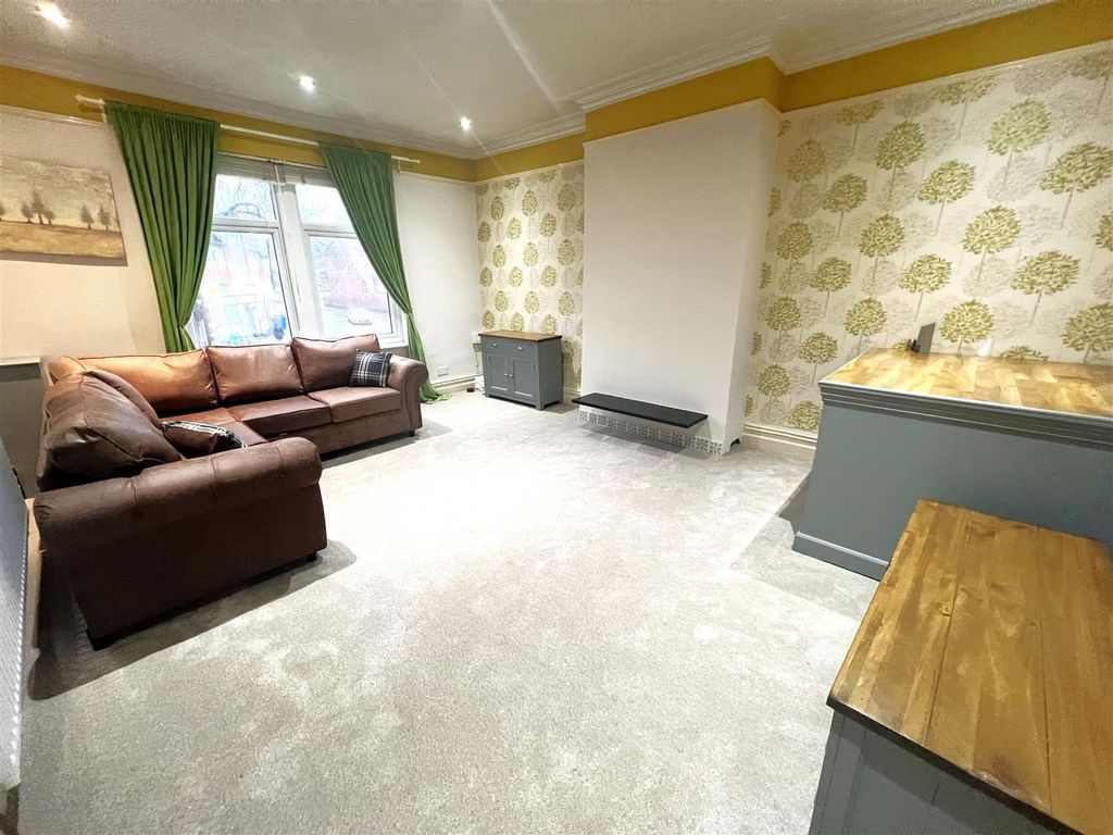 Property photo 2 of 18 Lounge