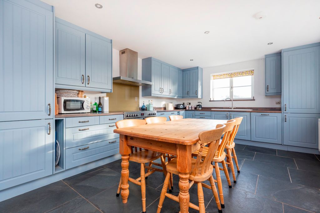 Property photo 3 of 24