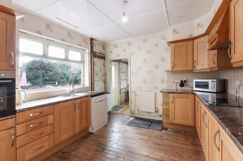 Property photo 3 of 18 Kitchen