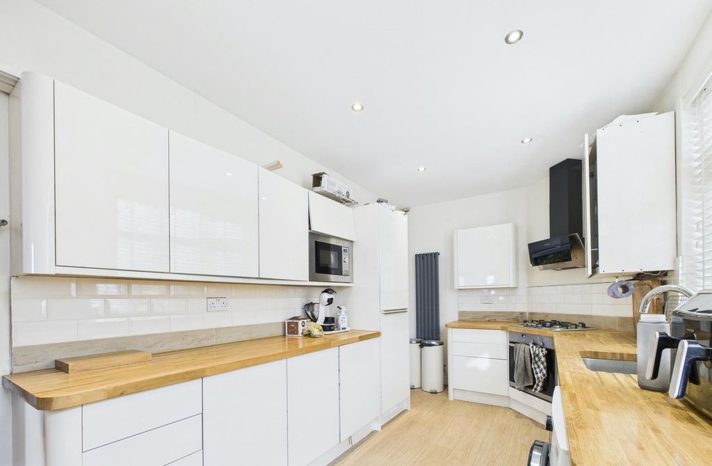 Property photo 3 of 10 Kitchen