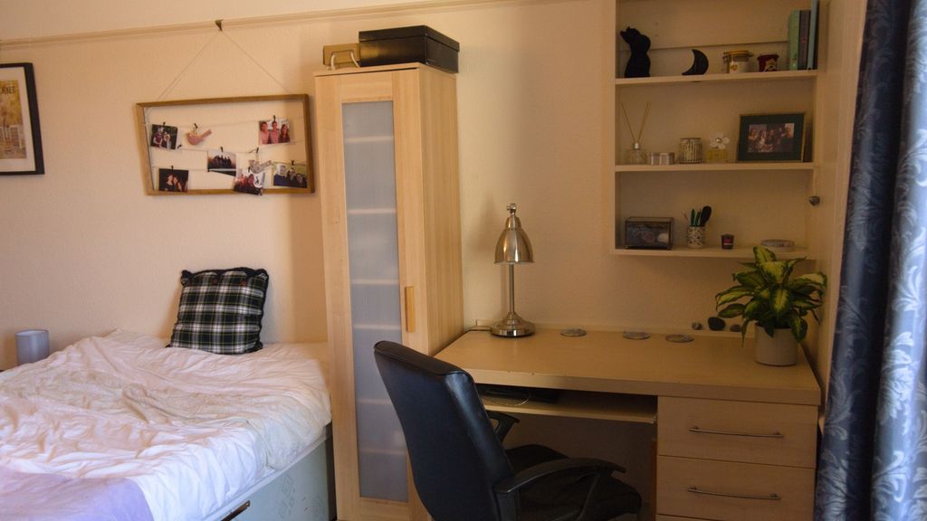 Property photo 2 of 13 A Cozy And Tidy Double Bedroom Featuring A Comfort...