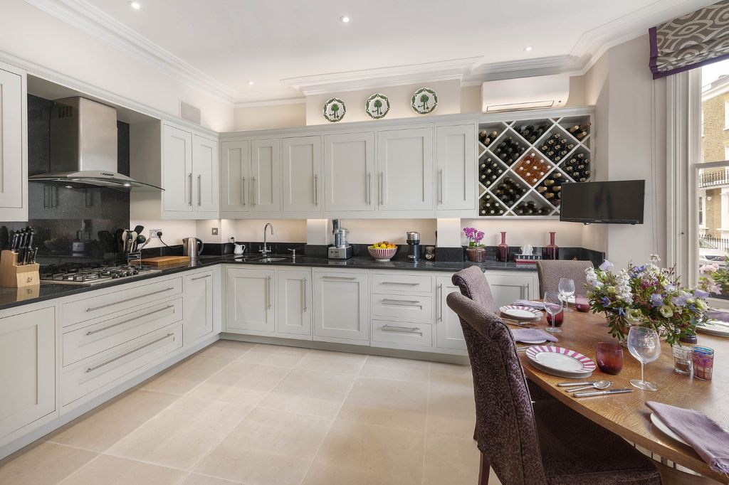 Property photo 2 of 12 Kitchen/Dining